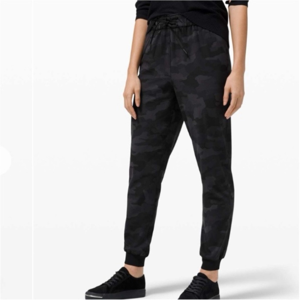 LULULEMON High-Rise camo joggers size 0